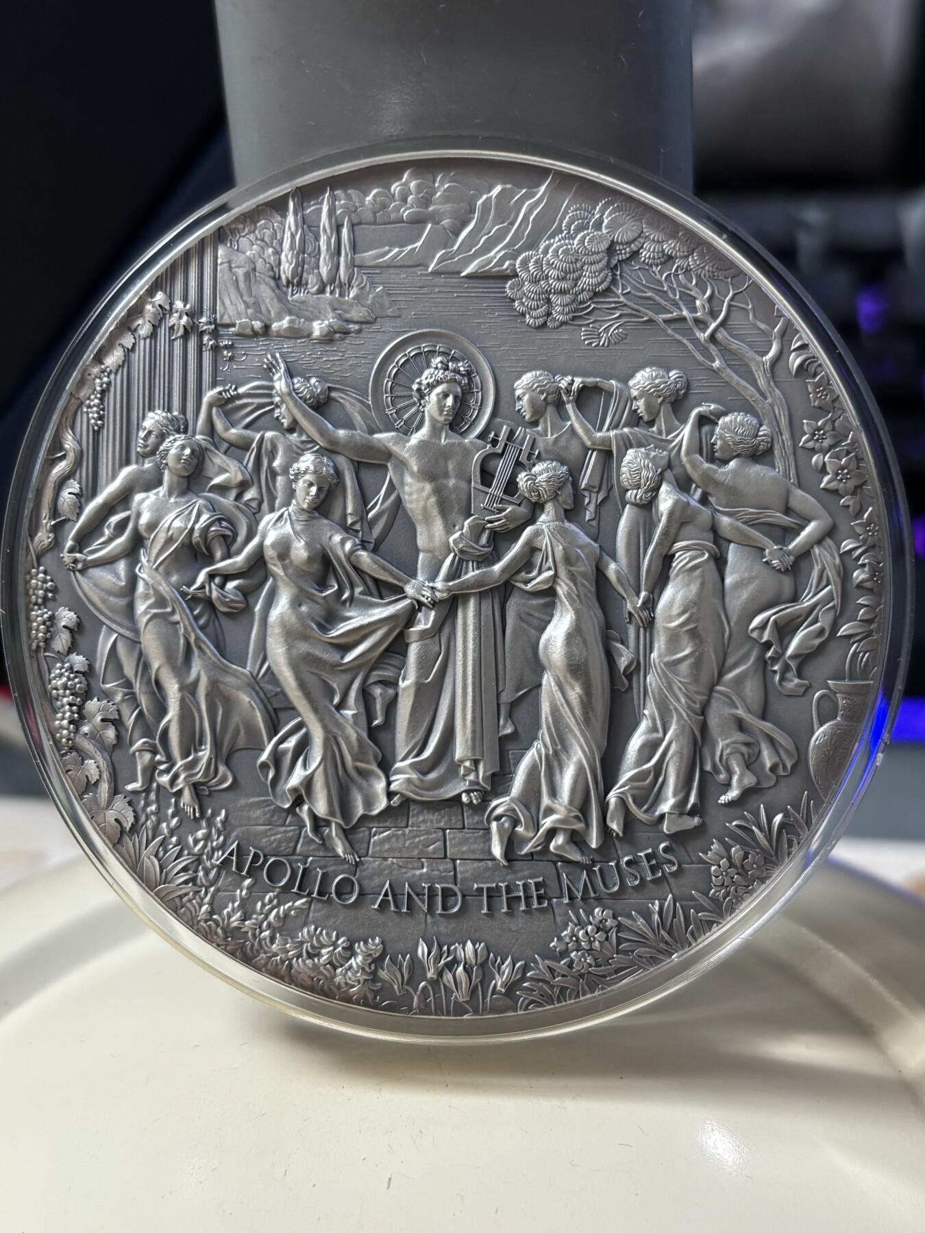 第183期拍卖 喀麦隆2022年国色天姿阿波罗和缪斯女神5盎司银币，999银，发行500枚，边缘有氧化