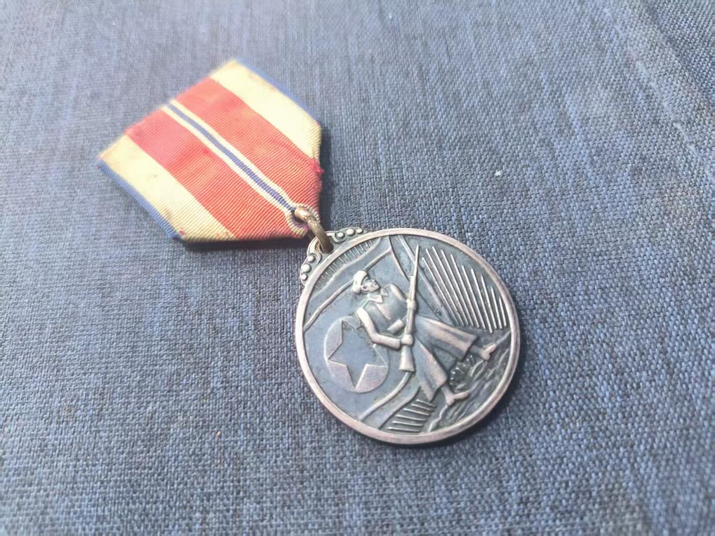 罗岚⭐新藏⭐特惠专拍第一场-分享拍场赚佣 朝鲜人民民主主义共和国战功奖章带略 持枪战士早期版