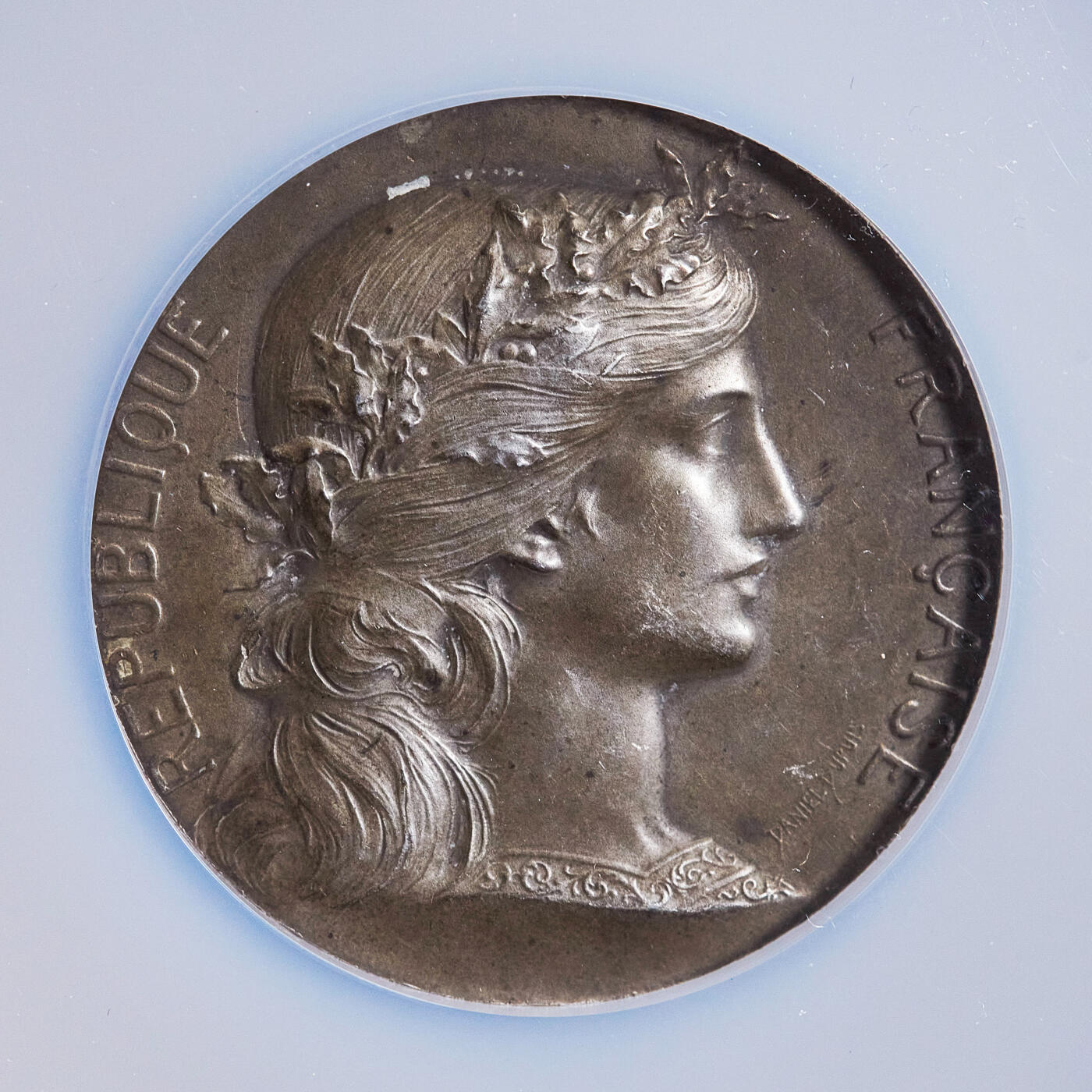 【俄甄集藏】2025年(045)12-03 星期三 晚 19:30 全场包邮 法国19世纪年玛丽安娜桂冠像战争部射击竞赛纪念大银章，NGC UNCD，直径：50mm，雕刻家杜皮斯名作，黄油酱彩老包浆