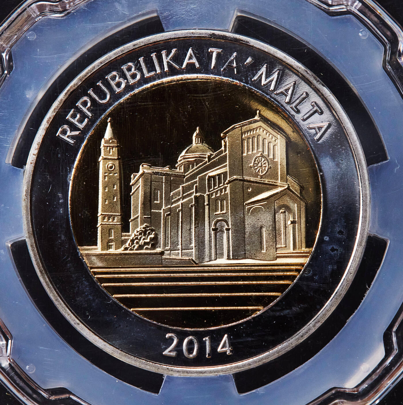 【俄甄集藏】2025年(045)12-03 星期三 晚 19:30 全场包邮 马耳他2014年戈佐岛上的塔皮努圣母国家朝圣地2欧元双色精制样币，信泰 SP67，稀少品种，直径35mm