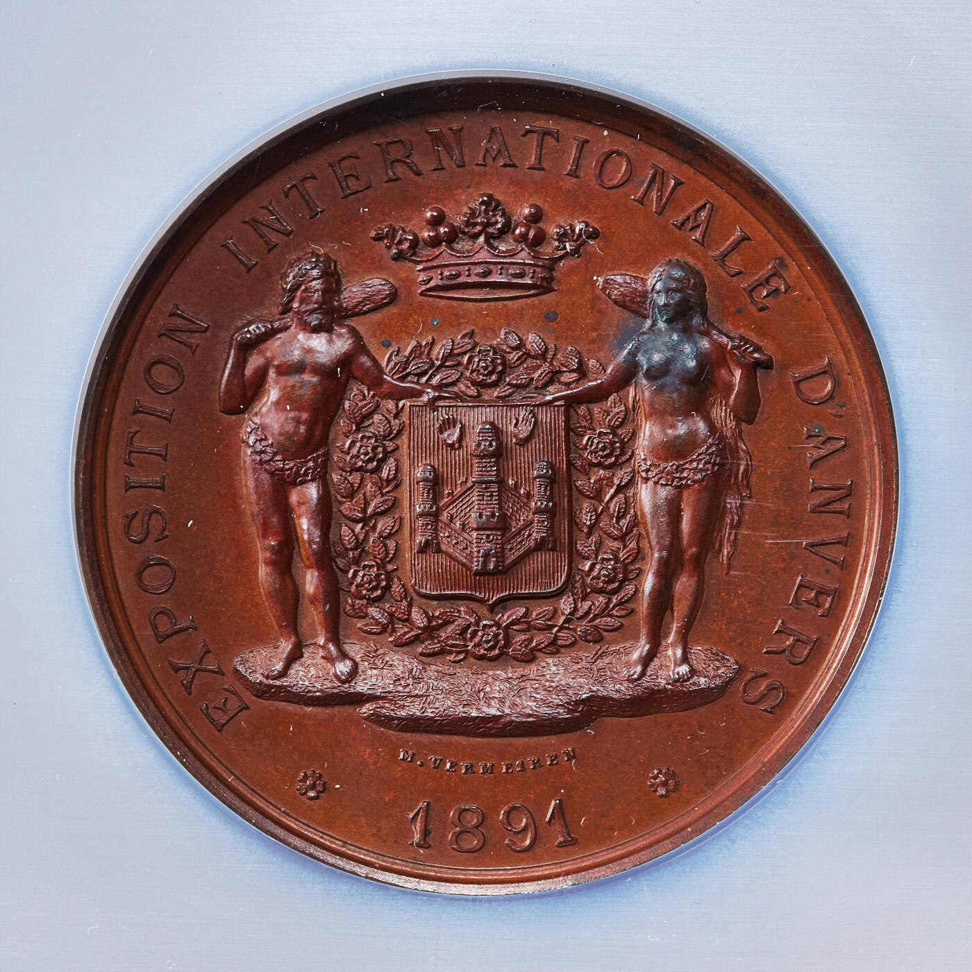 【俄甄集藏】2025年(045)12-03 星期三 晚 19:30 全场包邮 比利时1891年纪念安特卫普国际博览会大铜章，NGC MS62，红铜原包浆，高浮雕，雕刻家M·韦尔梅伦作品，直径：50mm，盒体边缘有小破损，见详图