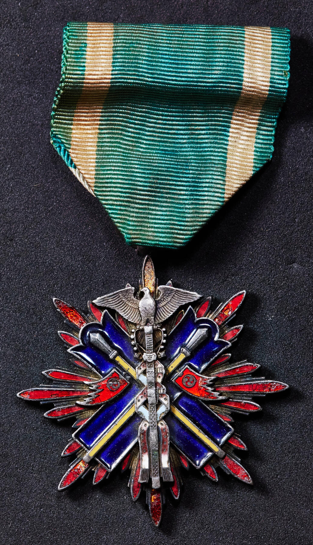 【俄甄集藏】2025年(045)12-03 星期三 晚 19:30 全场包邮 日本战时期功五级金鵄勋章，银质珐琅，原绒布盒，珐琅有磕碰