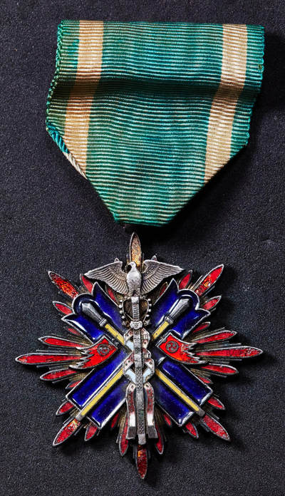 【俄甄集藏】2025年(045)12-03 星期三 晚 19:30 全场包邮 - 日本战时期功五级金鵄勋章，银质珐琅，原绒布盒，珐琅有磕碰