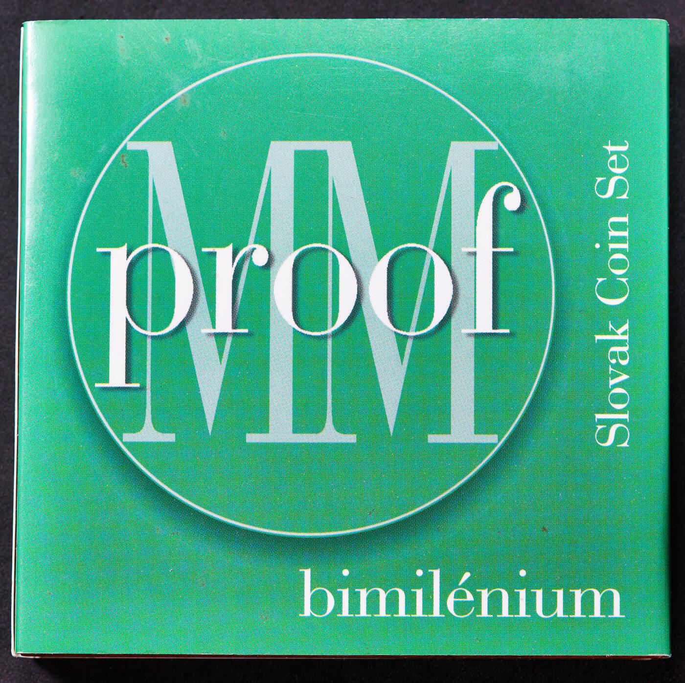 【俄甄集藏】2025年(045)12-03 星期三 晚 19:30 全场包邮 斯洛伐克共和国2000年千禧年10赫勒-10克朗8枚精制套币Proof Set，原盒证，发行900套，币封装嵌入木盒槽中，上有钢丝圈卡住，个别币章氧化较严重