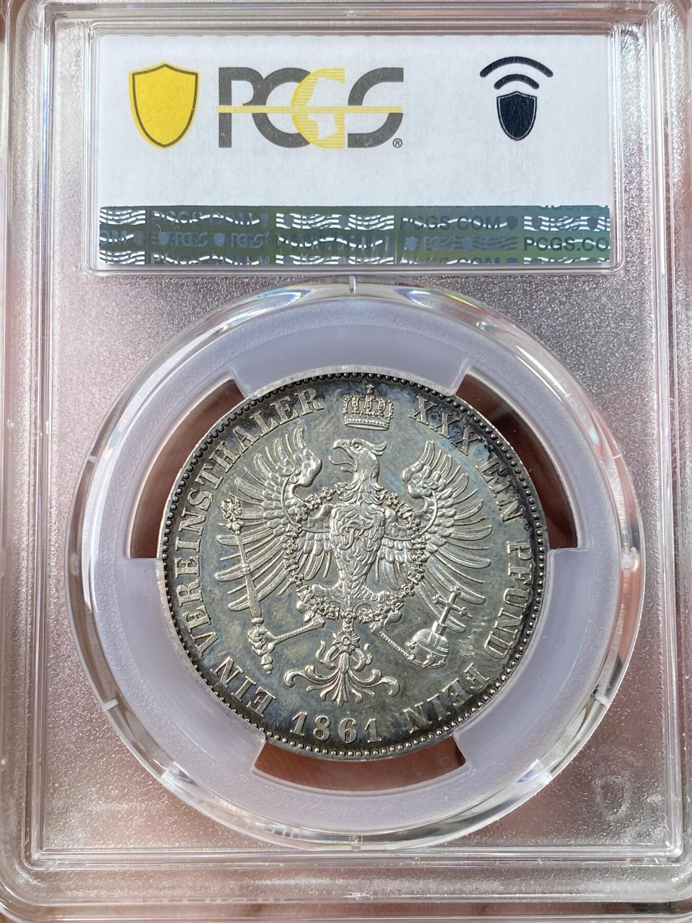 万国钱币拍卖第056期 PCGS PR62 1861年德国普鲁士威廉四世离冠鹰精制联合泰勒 紫罗兰炫彩包浆 好状态略有低评 国王逝世年份，关门币，少见。镜面喷砂浮雕，打制犀利，德系精铸典范。普制也不多，只有10000枚。精制版发行量仅仅250枚。洋葱国王大头+离冠鹰，很有意思的设计。	 