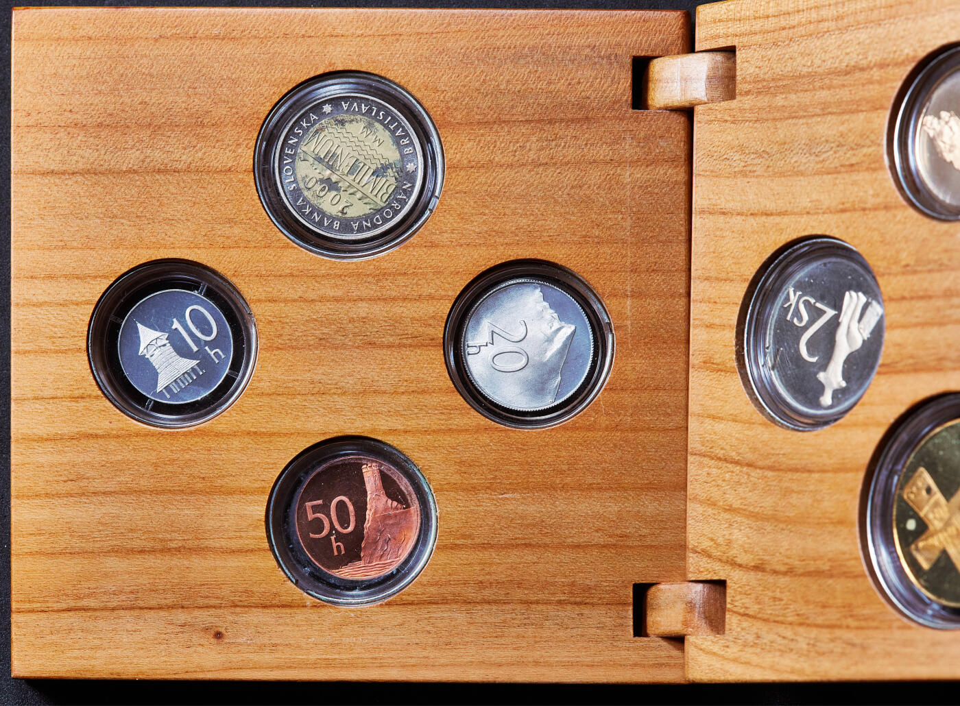 【俄甄集藏】2025年(045)12-03 星期三 晚 19:30 全场包邮 斯洛伐克共和国2000年千禧年10赫勒-10克朗8枚精制套币Proof Set，原盒证，发行900套，币封装嵌入木盒槽中，上有钢丝圈卡住，个别币章氧化较严重