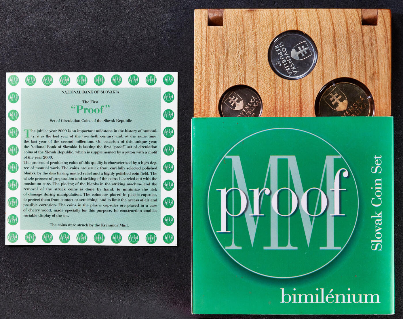 【俄甄集藏】2025年(045)12-03 星期三 晚 19:30 全场包邮 斯洛伐克共和国2000年千禧年10赫勒-10克朗8枚精制套币Proof Set，原盒证，发行900套，币封装嵌入木盒槽中，上有钢丝圈卡住，个别币章氧化较严重