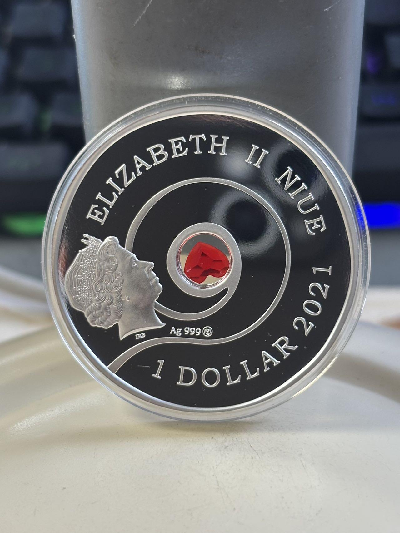 第183期拍卖 纽埃2021年世界民俗系列1爱镶嵌水晶精制银币，29.8克，银999，中间的心形可以拿出