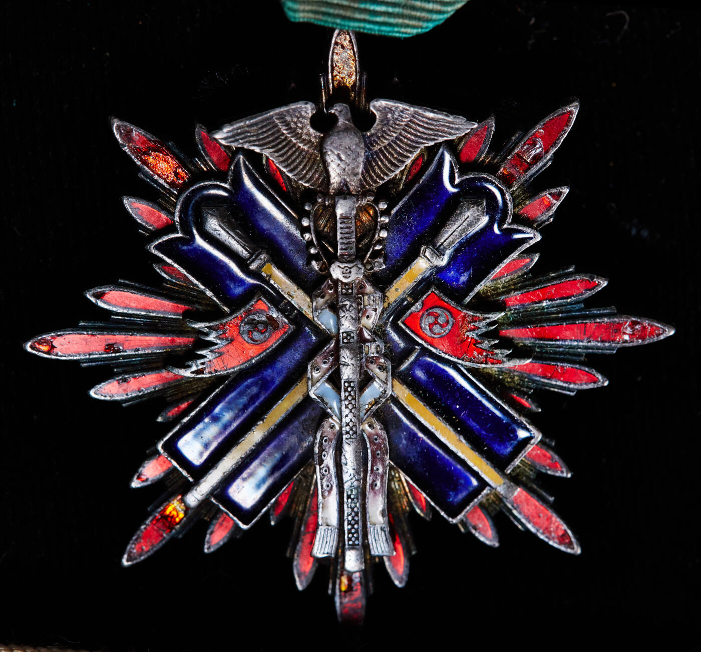 【俄甄集藏】2025年(045)12-03 星期三 晚 19:30 全场包邮 日本战时期功五级金鵄勋章，银质珐琅，原绒布盒，珐琅有磕碰