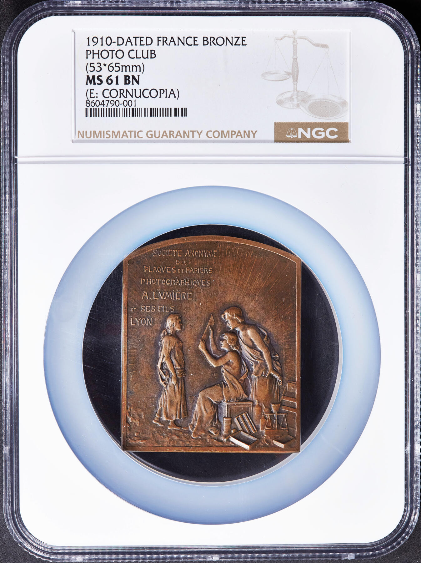 【俄甄集藏】2025年(045)12-03 星期三 晚 19:30 全场包邮 法国1910年纪念比利时列日摄影俱乐部方形铜质奖章，NGC MS61，授予法国里昂赞助商卢米埃父子摄影感光板与纸制品有限公司，稀有品种，尺寸：65mm×53mm