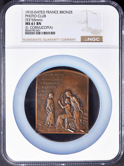 【俄甄集藏】2025年(045)12-03 星期三 晚 19:30 全场包邮 - 法国1910年纪念比利时列日摄影俱乐部方形铜质奖章，NGC MS61，授予法国里昂赞助商卢米埃父子摄影感光板与纸制品有限公司，稀有品种，尺寸：65mm×53mm