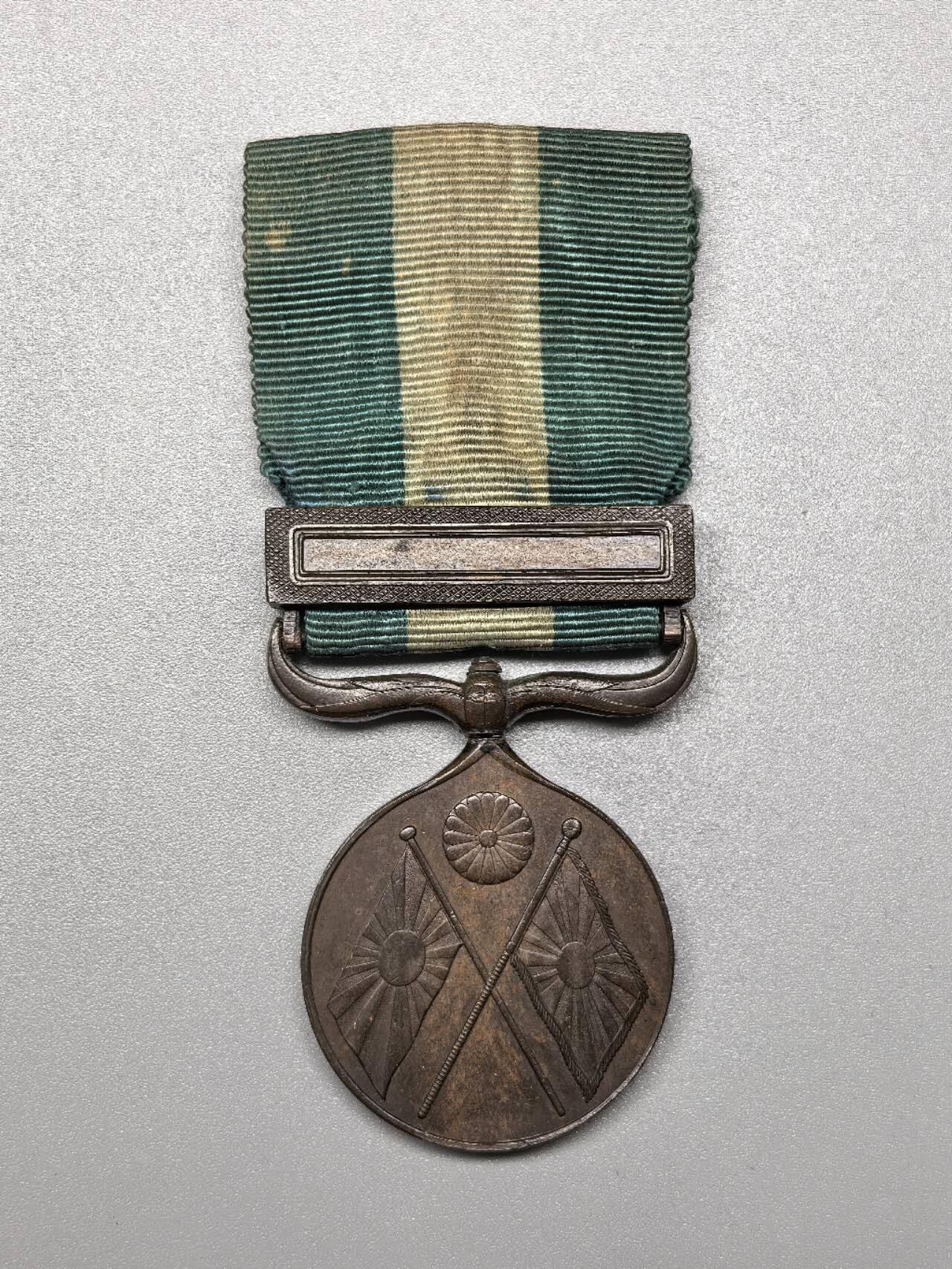 小驴勋章奖章收藏11月29日周六晚六点拍卖（珍爱和平，收藏战争，铭记历史，勿忘国耻，忠党爱国。有偿代拍，送拍规则在简介最后，参拍须阅读规则后再参拍，关系到运费包装发货时效真假辨别等关键信息，拍卖时不再发原图，看大图店主微信码在拍卖店铺介绍里） 中日甲午战争日方从军记章，铭记历史，勿忘国耻，珍爱和平，收藏战争，甲午战争是中国近代史的分水岭，1895年4月17日签订了《马关条约》，甲午战争的结果给中华民族带来空前严重的民族危机，大大加深了中国社会半殖民地化的程度