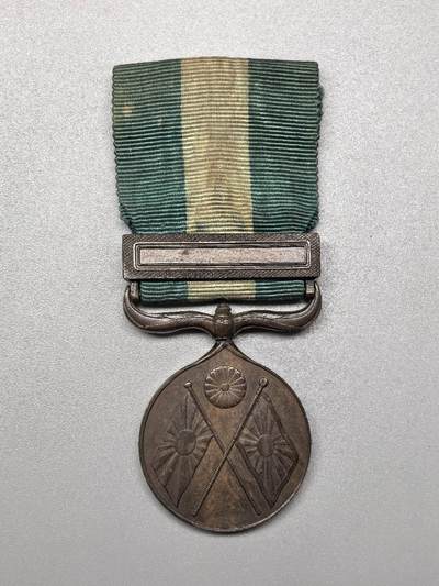 小驴勋章奖章收藏11月29日周六晚六点拍卖（珍爱和平，收藏战争，铭记历史，勿忘国耻，忠党爱国。有偿代拍，送拍规则在简介最后，参拍须阅读规则后再参拍，关系到运费包装发货时效真假辨别等关键信息，拍卖时不再发原图，看大图店主微信码在拍卖店铺介绍里） - 中日甲午战争日方从军记章，铭记历史，勿忘国耻，珍爱和平，收藏战争，甲午战争是中国近代史的分水岭，1895年4月17日签订了《马关条约》，甲午战争的结果给中华民族带来空前严重的民族危机，大大加深了中国社会半殖民地化的程度