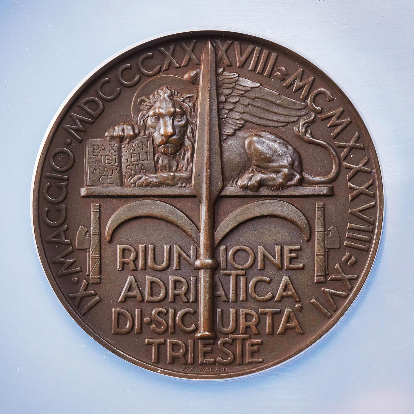 【俄甄集藏】2025年(045)12-03 星期三 晚 19:30 全场包邮 意大利1938年纪念亚德里亚安全议会在里雅斯特召开大铜章，NGC MS64，设计华丽，巧克力包浆，正面为庇护女神站像，著名币章设计师米斯特鲁兹与雕塑家A·保利共同设计制作，直径：57mm，经典品种