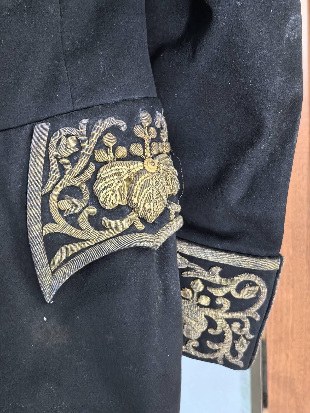 小驴勋章奖章收藏11月29日周六晚六点拍卖（珍爱和平，收藏战争，铭记历史，勿忘国耻，忠党爱国。有偿代拍，送拍规则在简介最后，参拍须阅读规则后再参拍，关系到运费包装发货时效真假辨别等关键信息，拍卖时不再发原图，看大图店主微信码在拍卖店铺介绍里） 日本文官燕尾服礼服带白衬衣，羊毛金属刺绣，大小未测量，运输途中刺绣部分有概率会脱落，介意勿拍