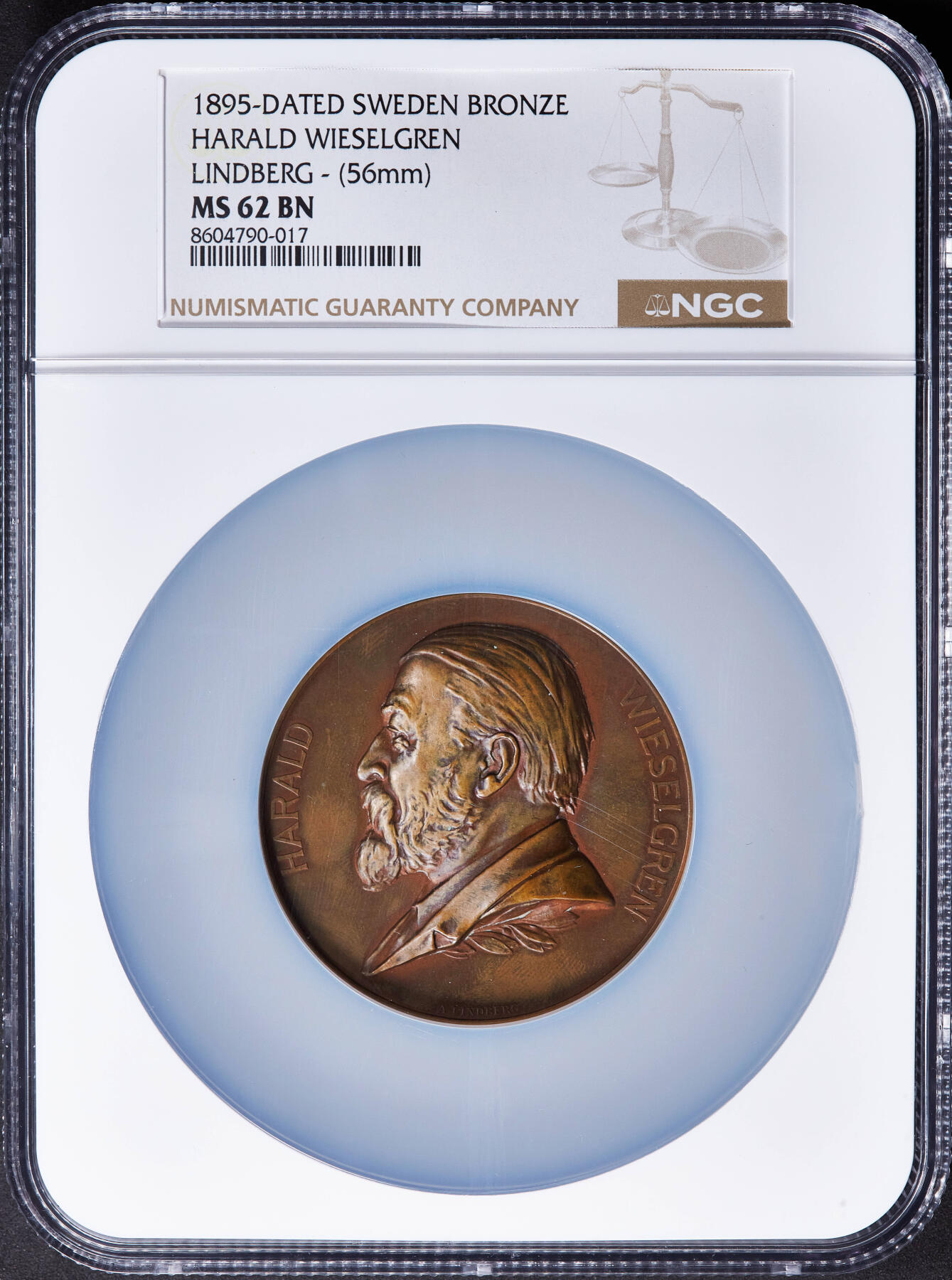 【俄甄集藏】2025年(045)12-03 星期三 晚 19:30 全场包邮 瑞典1895年纪念作家哈拉尔德·维塞尔格伦诞辰60周年大铜章，NGC MS62，巧克力包浆，高浮雕，名家林德伯格作品，背面为北欧神话青春女神伊敦站像，直径56mm