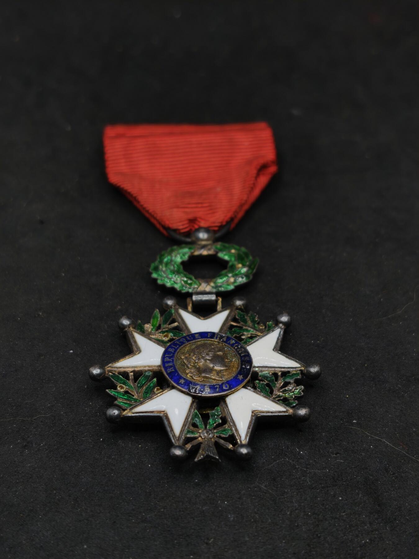 凯旋世界勋赏（第20期）（欢迎送拍）（对拍品有疑问请询问客服，不接受到手刀，出价默认拍品品相。请认真阅读拍卖规则！出价默认已认可！）（收到货请录制开箱视频，无视频概不处理问题。） 法国三共珠宝商宽边版本荣誉军团勋章（银制，单面花环上挂）