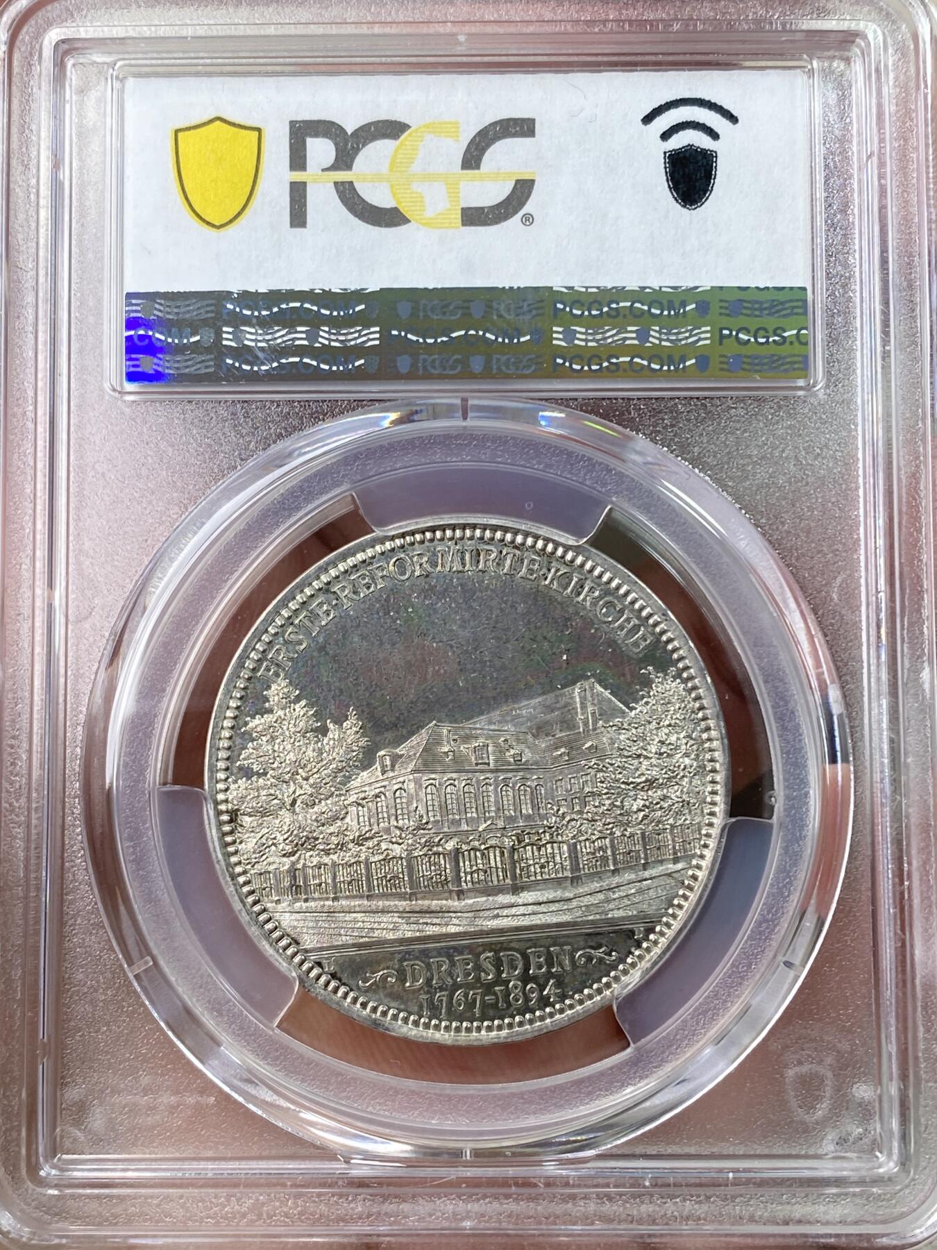 万国钱币拍卖第056期 PCGS MS64  1894年德国萨克森银章 德累斯顿教堂重建纪念 少见品种 唯一记录冠军分，镜面浮雕。刻画精细，包浆点缀，实物极其漂亮。边铭深刻字，德语铭文纪念泰勒。33mm，18.5g，和联合泰勒一个规格。典型的币型章。