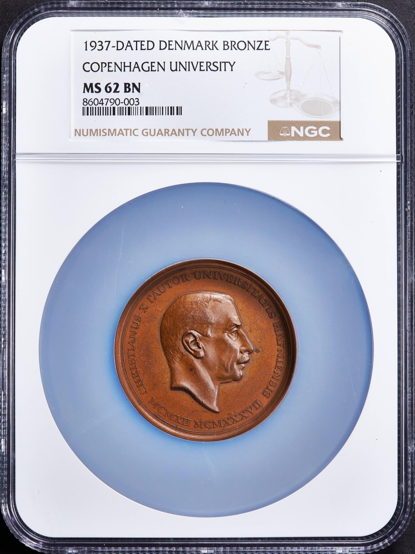 【俄甄集藏】2025年(045)12-03 星期三 晚 19:30 全场包邮 丹麦1937年哥本哈根大学纪念国王克里斯蒂安十世登基25周年银禧大铜章，NGC MS62，红铜原包浆，高浮雕，设计精美，背面雄鹰象征学术的崇高与远见，直径：53mm，少见品种