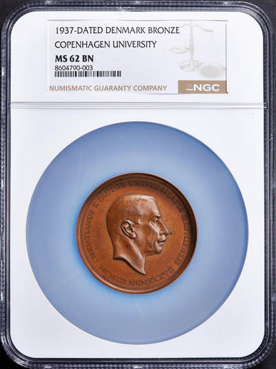 【俄甄集藏】2025年(045)12-03 星期三 晚 19:30 全场包邮 - 丹麦1937年哥本哈根大学纪念国王克里斯蒂安十世登基25周年银禧大铜章，NGC MS62，红铜原包浆，高浮雕，设计精美，背面雄鹰象征学术的崇高与远见，直径：53mm，少见品种