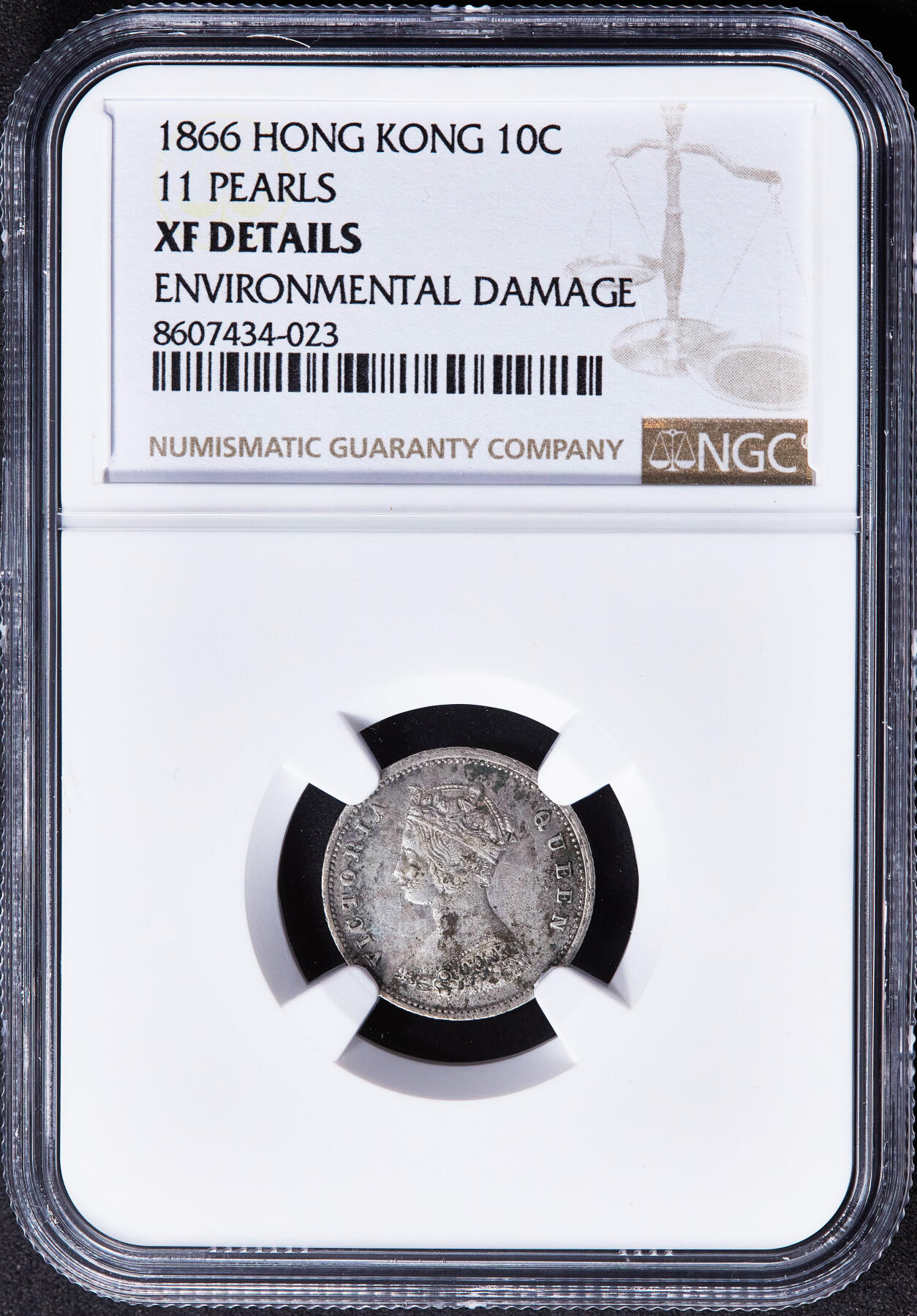 【俄甄集藏】2025年(045)12-03 星期三 晚 19:30 全场包邮 英属香港1866年维多利亚高冠一毫银币，NGC XFD，原味包浆