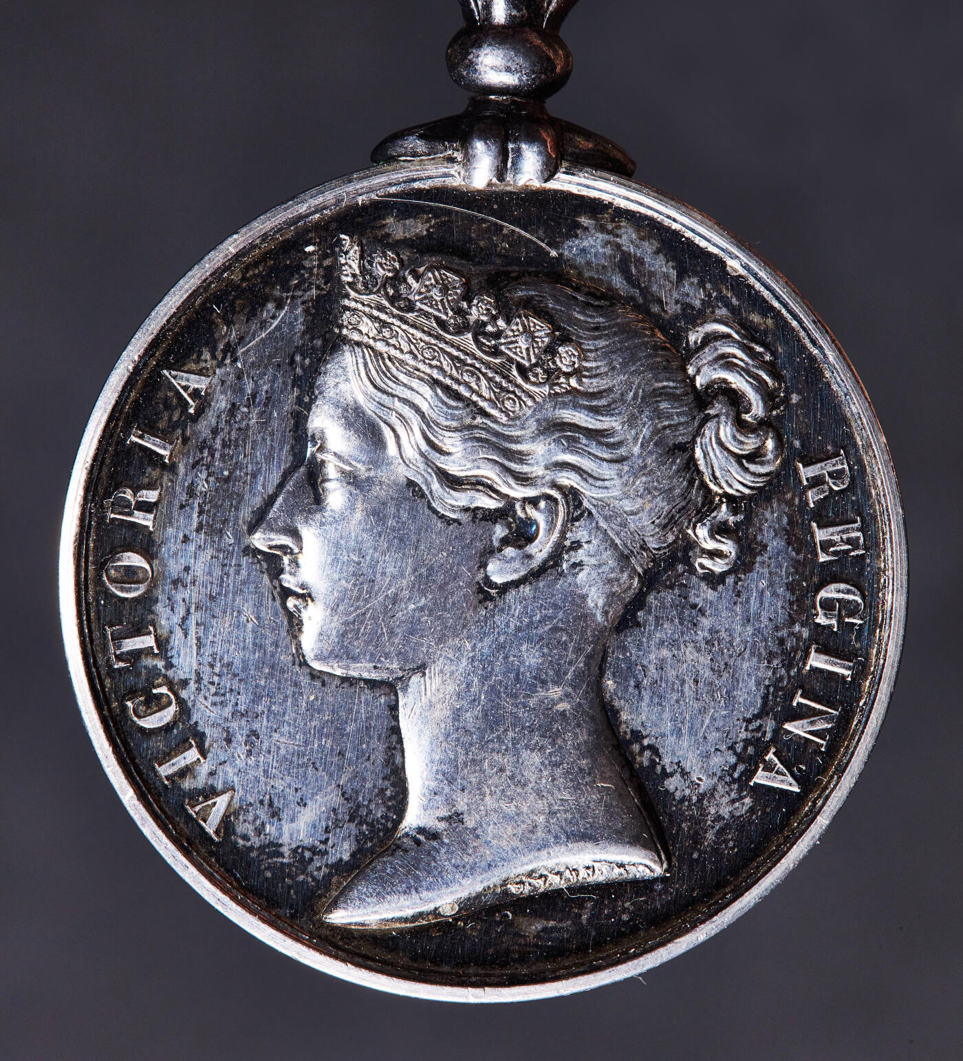 【俄甄集藏】2025年(045)12-03 星期三 晚 19:30 全场包邮 英国第二次鸦片战争银质勋章，带1857年勋条，直径：36mm，高：65mm，重量：39.92克，保存完好难得