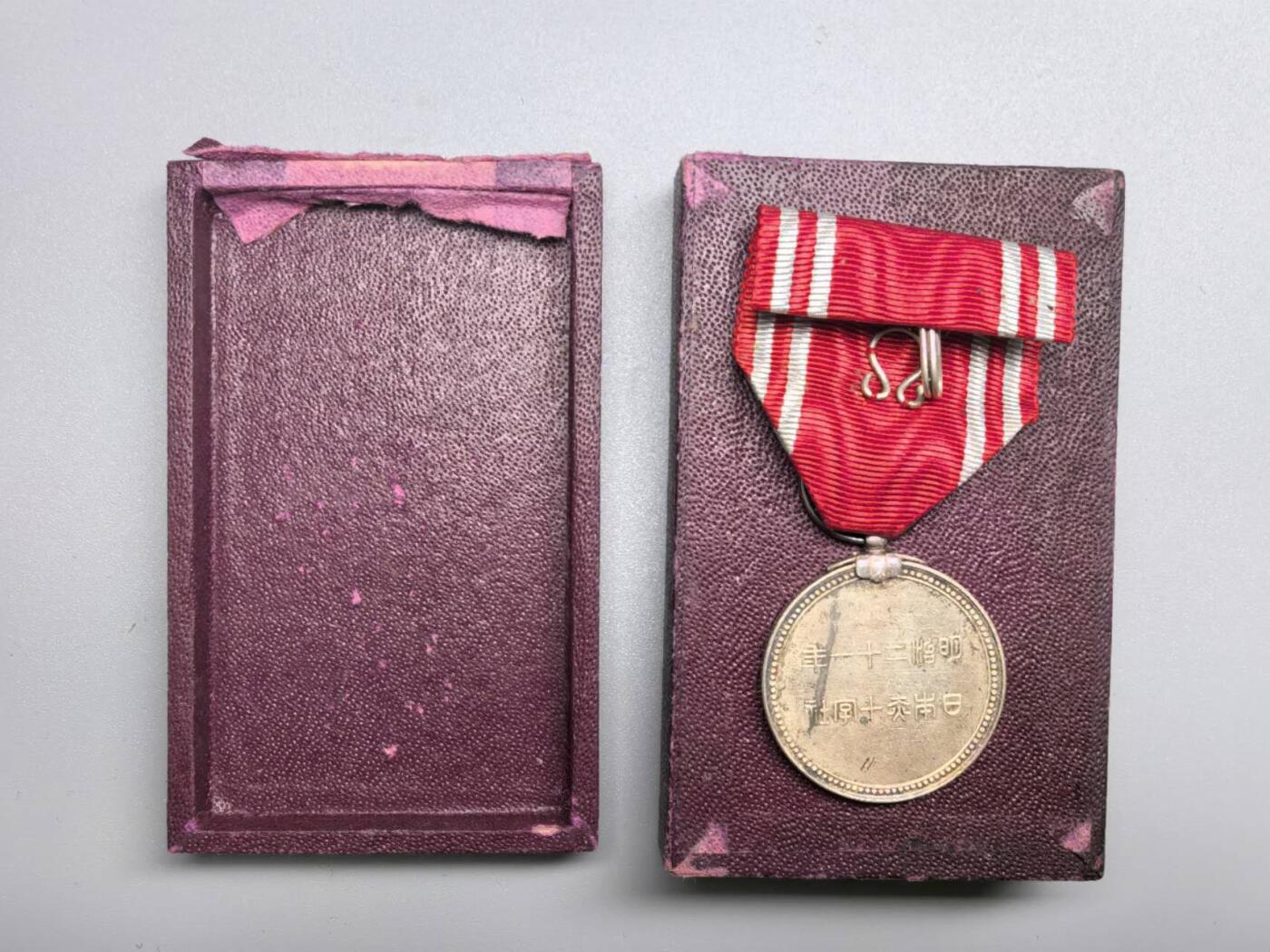 小驴勋章奖章收藏11月29日周六晚六点拍卖（珍爱和平，收藏战争，铭记历史，勿忘国耻，忠党爱国。有偿代拍，送拍规则在简介最后，参拍须阅读规则后再参拍，关系到运费包装发货时效真假辨别等关键信息，拍卖时不再发原图，看大图店主微信码在拍卖店铺介绍里） 赤十字社会员章代章，铝质