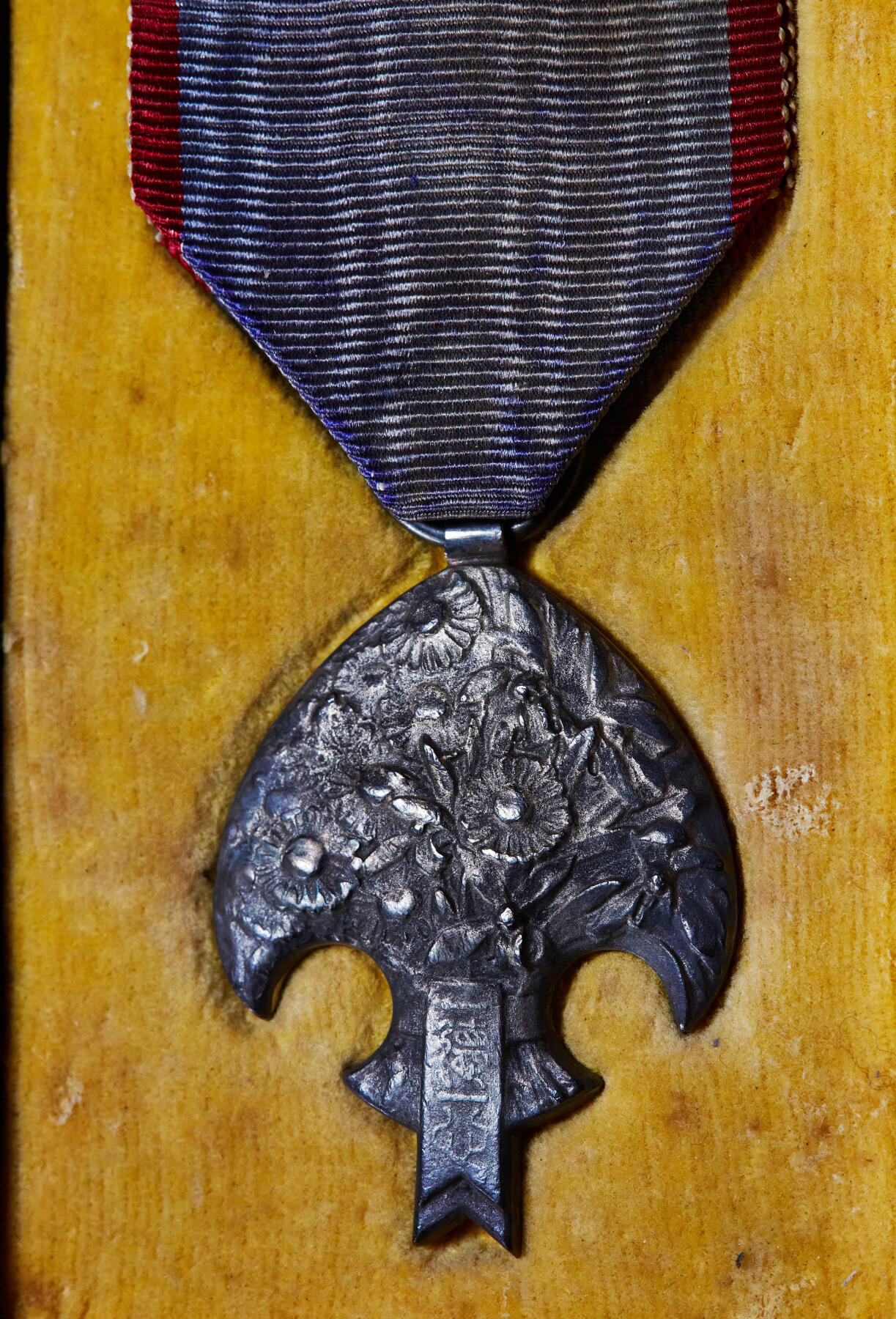 【俄甄集藏】2025年(045)12-03 星期三 晚 19:30 全场包邮 中华民国伪满洲国1935年纪念溥仪访日纪念奖章，银质原盒，外盒老化破损，见详图