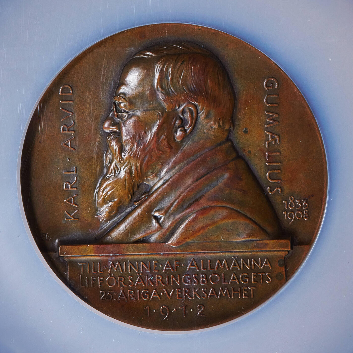 【俄甄集藏】2025年(045)12-03 星期三 晚 19:30 全场包邮 瑞典1912年纪念通用人寿保险公司成立25周年大铜章，NGC MS62，正面肖像为1908年逝世的批准人寿保险公司成立的国会议员卡尔·阿尔维德·古米利乌斯，巧克力包浆，背面图案代表新生、养老与保障，直径：60mm，名家林德伯格作品，稀少品种