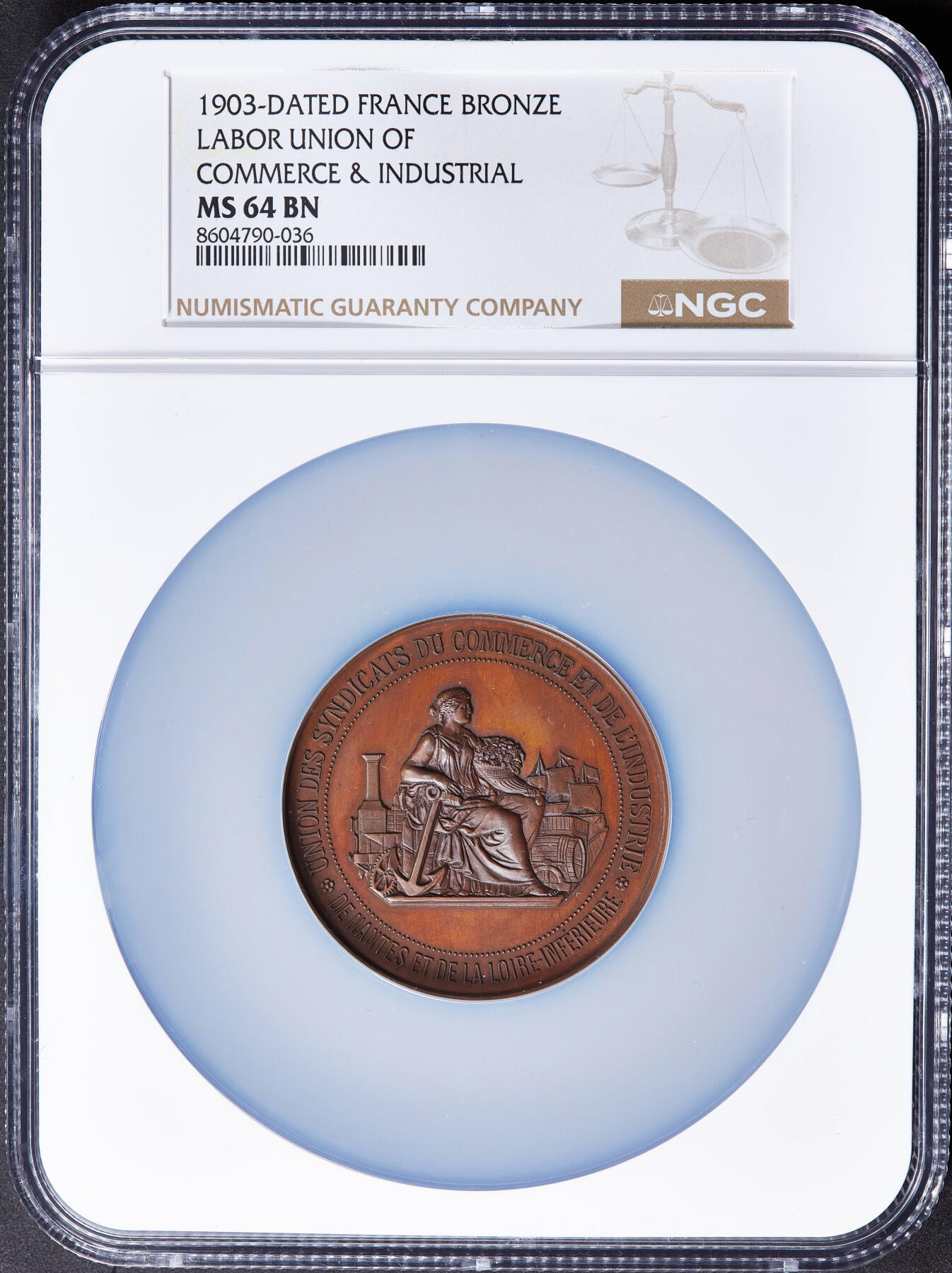 【俄甄集藏】2025年(045)12-03 星期三 晚 19:30 全场包邮 法国1903年南特与下卢瓦尔省工商同业公会联盟纪念大铜章，NGC MS64，巧克力包浆，高浮雕，直径：50mm