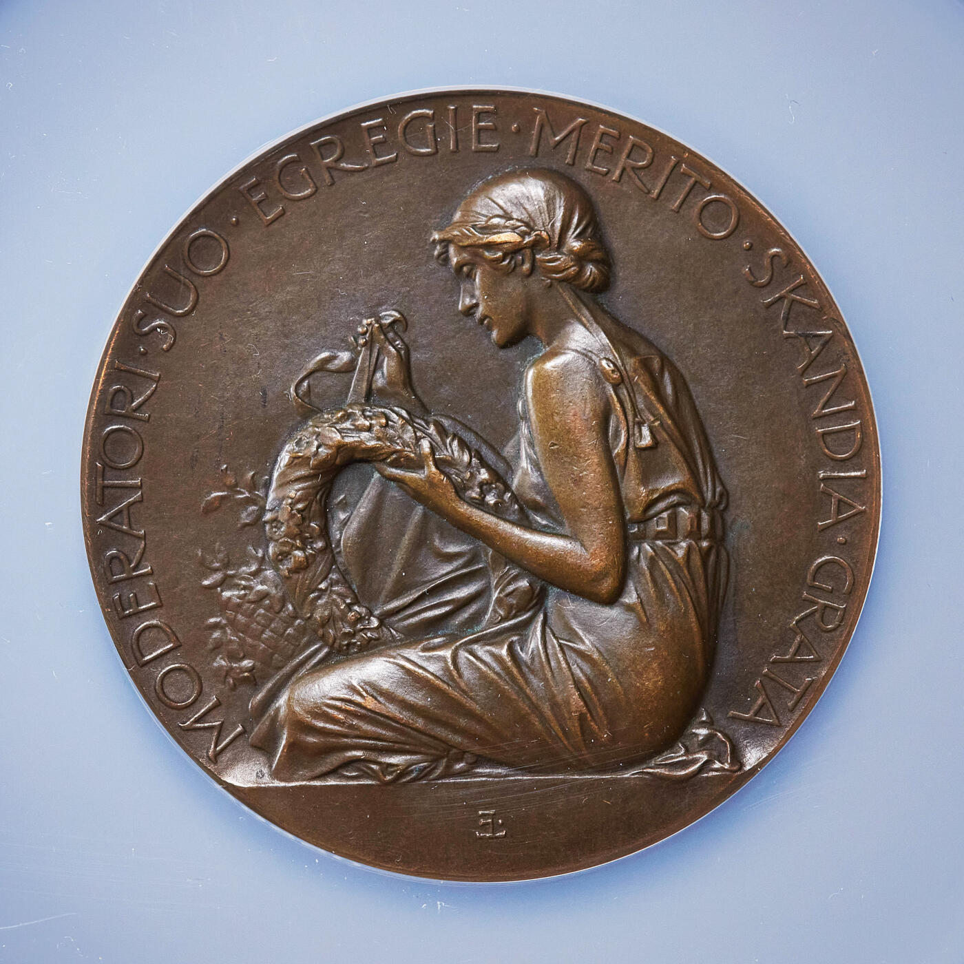 【俄甄集藏】2025年(045)12-03 星期三 晚 19:30 全场包邮 瑞典1920年纪念著名杂志出版商卡里·赫利茨大铜章，NGC MS62，表彰其传播北欧文化的突出贡献，巧克力包浆，高浮雕，背面为北欧神话斯堪的纳维亚女神，名家林德伯格作品，直径57mm，少见品种