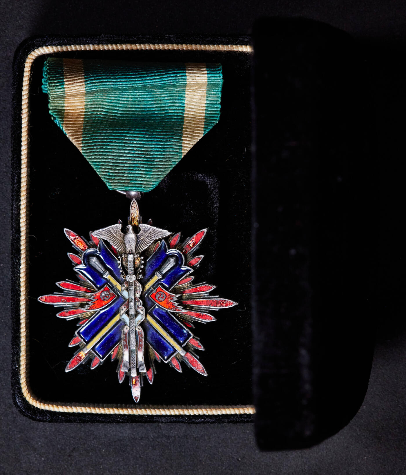 【俄甄集藏】2025年(045)12-03 星期三 晚 19:30 全场包邮 日本战时期功五级金鵄勋章，银质珐琅，原绒布盒，珐琅有磕碰