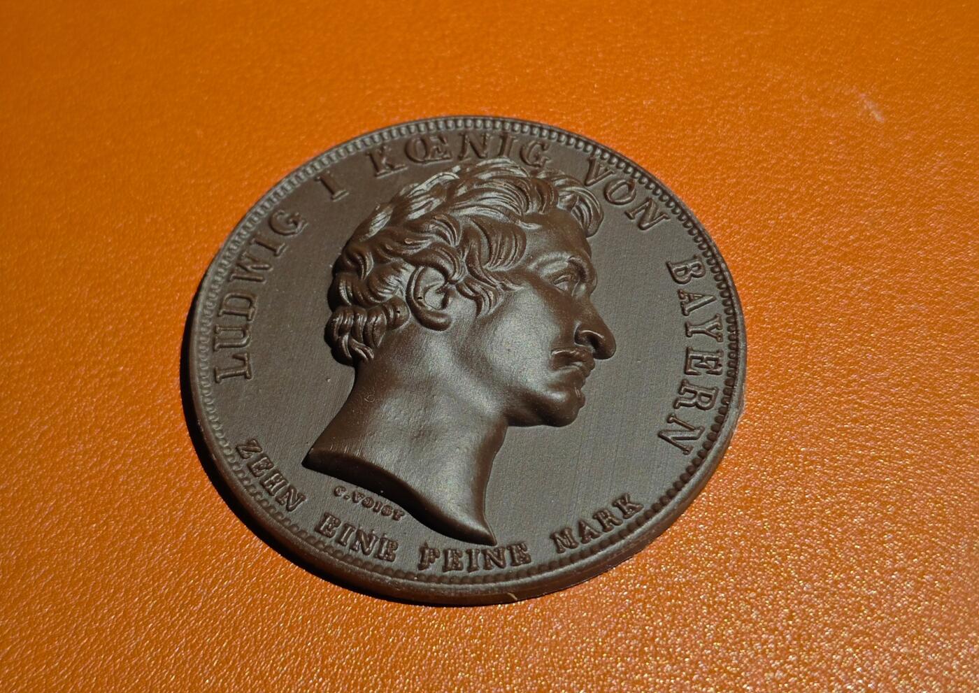 《巴伐利亚王国银币》（专业版），赠送Chocolate材质欣赏章3枚(随机)、纪念帆布袋、旅行手账等5种文创产品