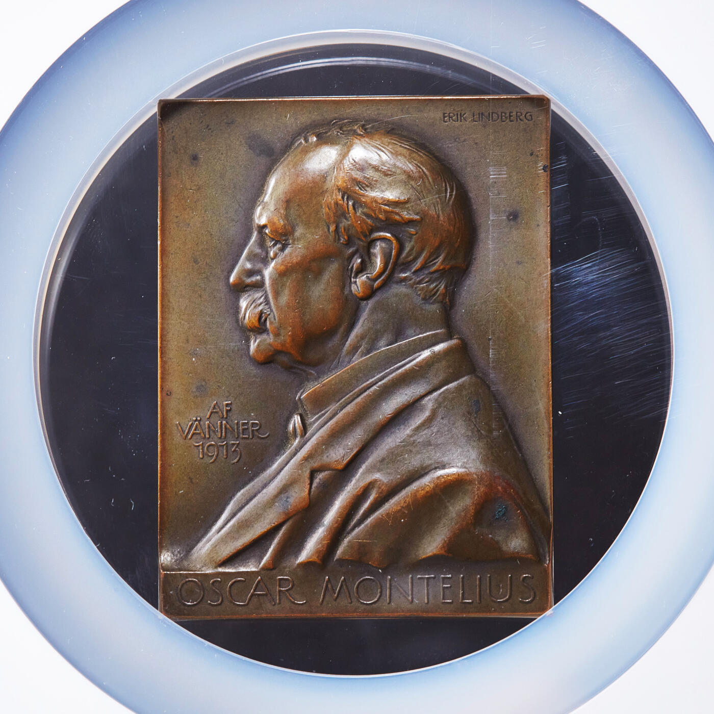 【俄甄集藏】2025年(045)12-03 星期三 晚 19:30 全场包邮 瑞典1913年纪念考古学家、国家博物馆馆长奥斯卡·蒙特柳斯退休卸任方形大铜章，NGC MS62，巧克力包浆，尺寸：63mm×48mm，名家林德伯格作品