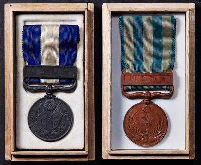 【俄甄集藏】2025年(045)12-03 星期三 晚 19:30 全场包邮 - 日本八国联军侵华+一战从军记章2枚一组，原木盒