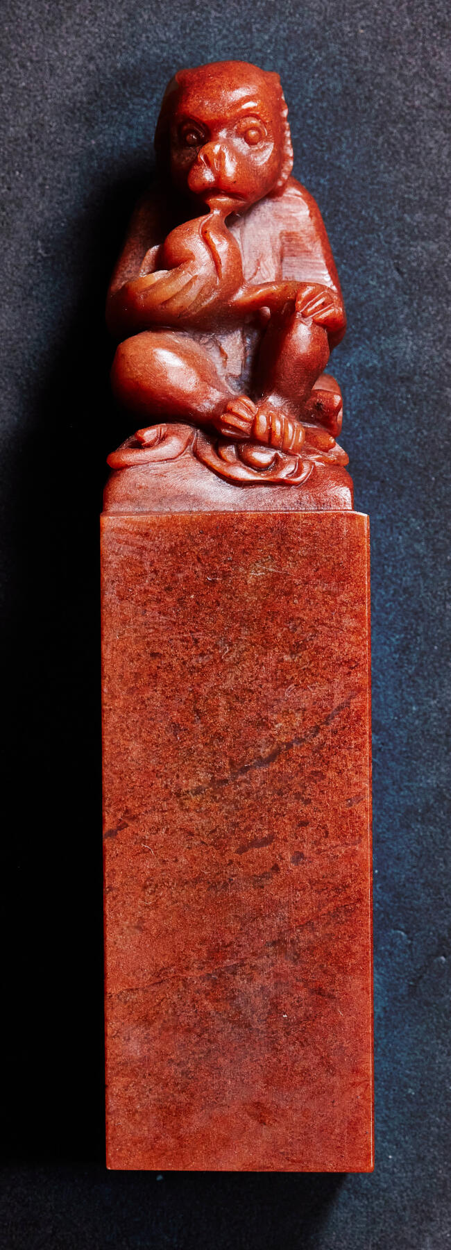 【俄甄集藏】2025年(045)12-03 星期三 晚 19:30 全场包邮 精美寿山高山石灵猴献寿印章，产地中国福建，手雕高山朱砂红料，高：127mm，底座：30 x 30mm，重量：245克，雕工精细，颜色沁人心脾