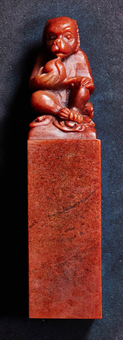 【俄甄集藏】2025年(045)12-03 星期三 晚 19:30 全场包邮 - 精美寿山高山石灵猴献寿印章，产地中国福建，手雕高山朱砂红料，高：127mm，底座：30 x 30mm，重量：245克，雕工精细，颜色沁人心脾