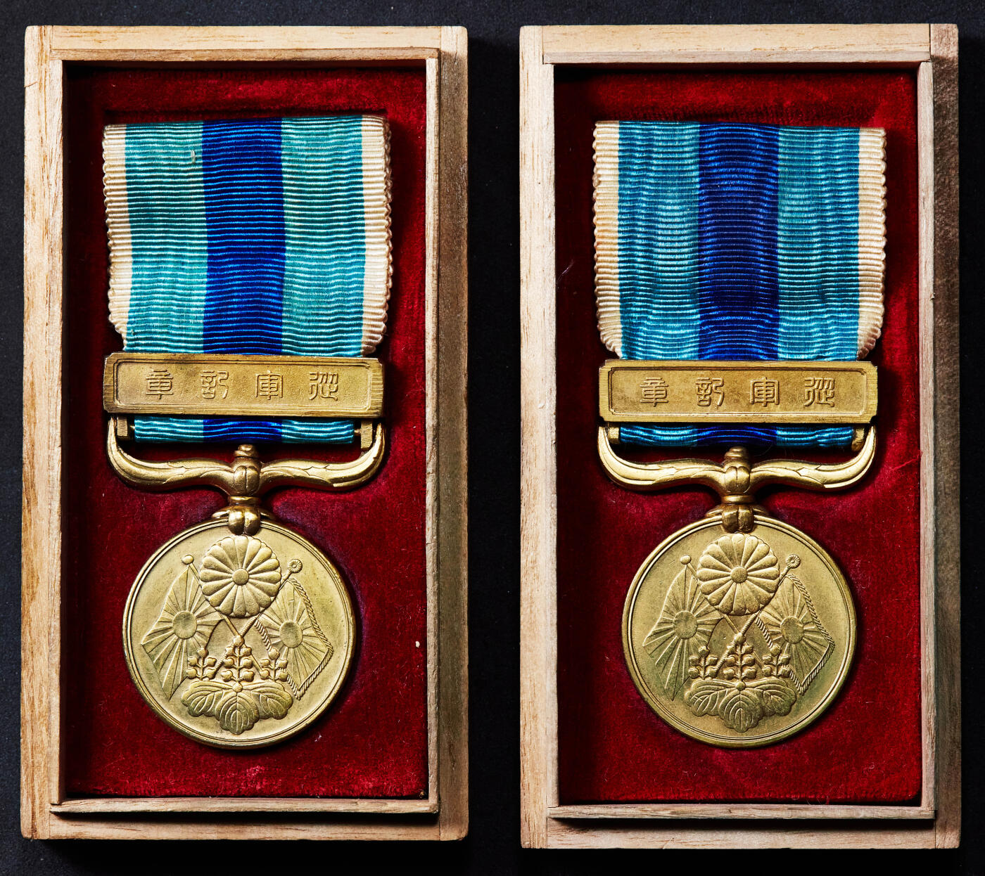 【俄甄集藏】2025年(045)12-03 星期三 晚 19:30 全场包邮 日本1904年明治三十七年日俄战争从军记章2枚一组，铜质原木盒