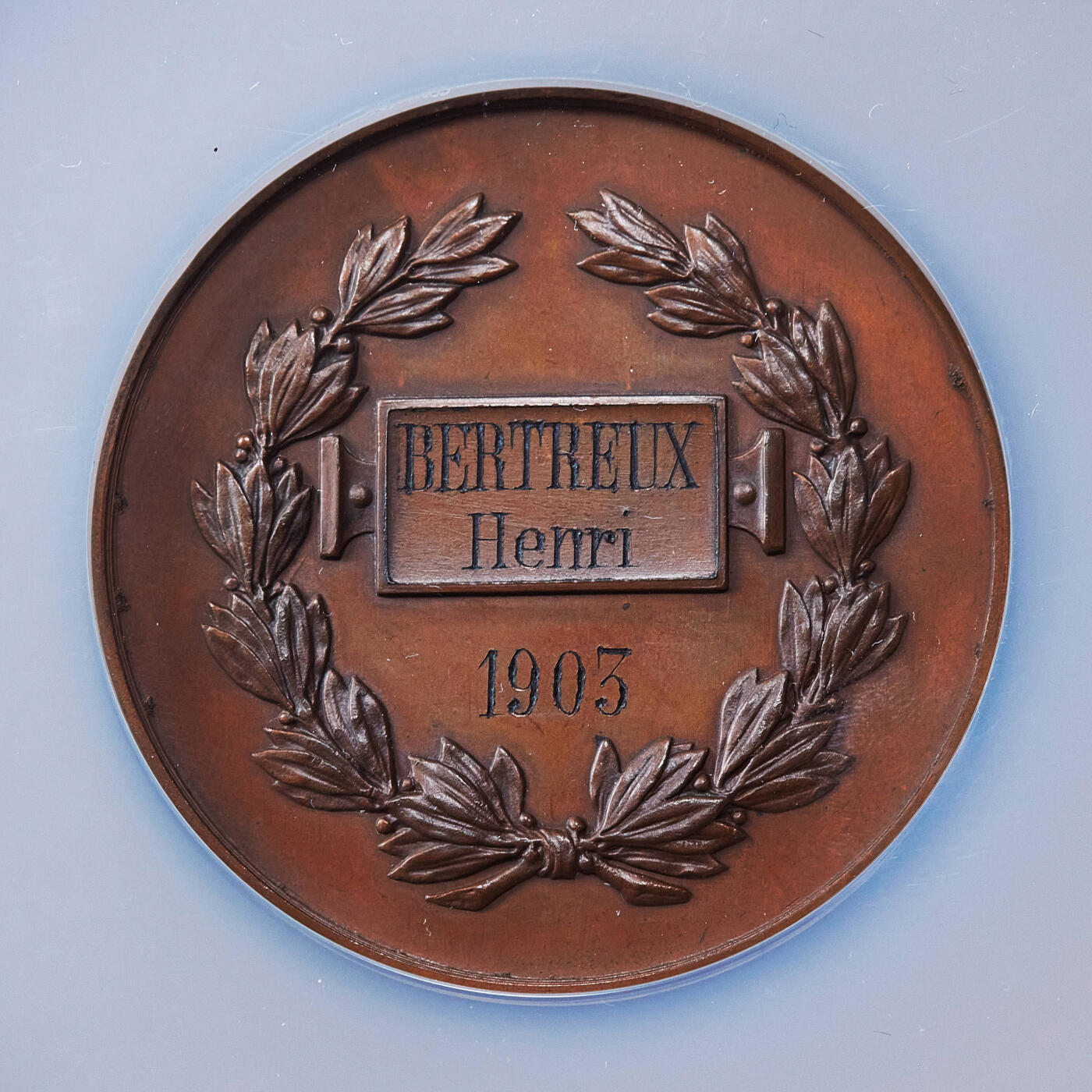 【俄甄集藏】2025年(045)12-03 星期三 晚 19:30 全场包邮 法国1903年南特与下卢瓦尔省工商同业公会联盟纪念大铜章，NGC MS64，巧克力包浆，高浮雕，直径：50mm