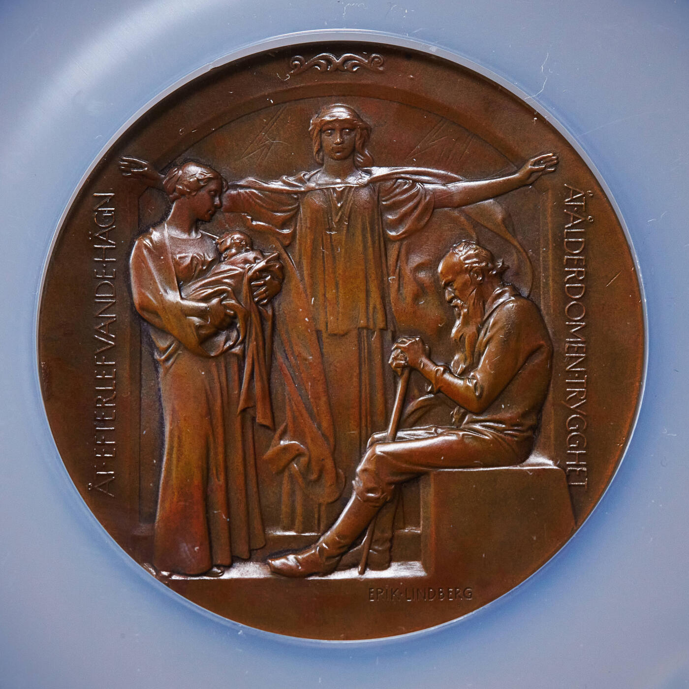 【俄甄集藏】2025年(045)12-03 星期三 晚 19:30 全场包邮 瑞典1912年纪念通用人寿保险公司成立25周年大铜章，NGC MS62，正面肖像为1908年逝世的批准人寿保险公司成立的国会议员卡尔·阿尔维德·古米利乌斯，巧克力包浆，背面图案代表新生、养老与保障，直径：60mm，名家林德伯格作品，稀少品种