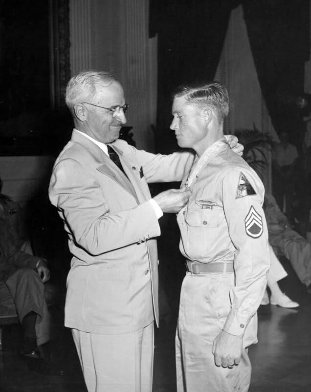 小驴勋章奖章收藏11月29日周六晚六点拍卖（珍爱和平，收藏战争，铭记历史，勿忘国耻，忠党爱国。有偿代拍，送拍规则在简介最后，参拍须阅读规则后再参拍，关系到运费包装发货时效真假辨别等关键信息，拍卖时不再发原图，看大图店主微信码在拍卖店铺介绍里）