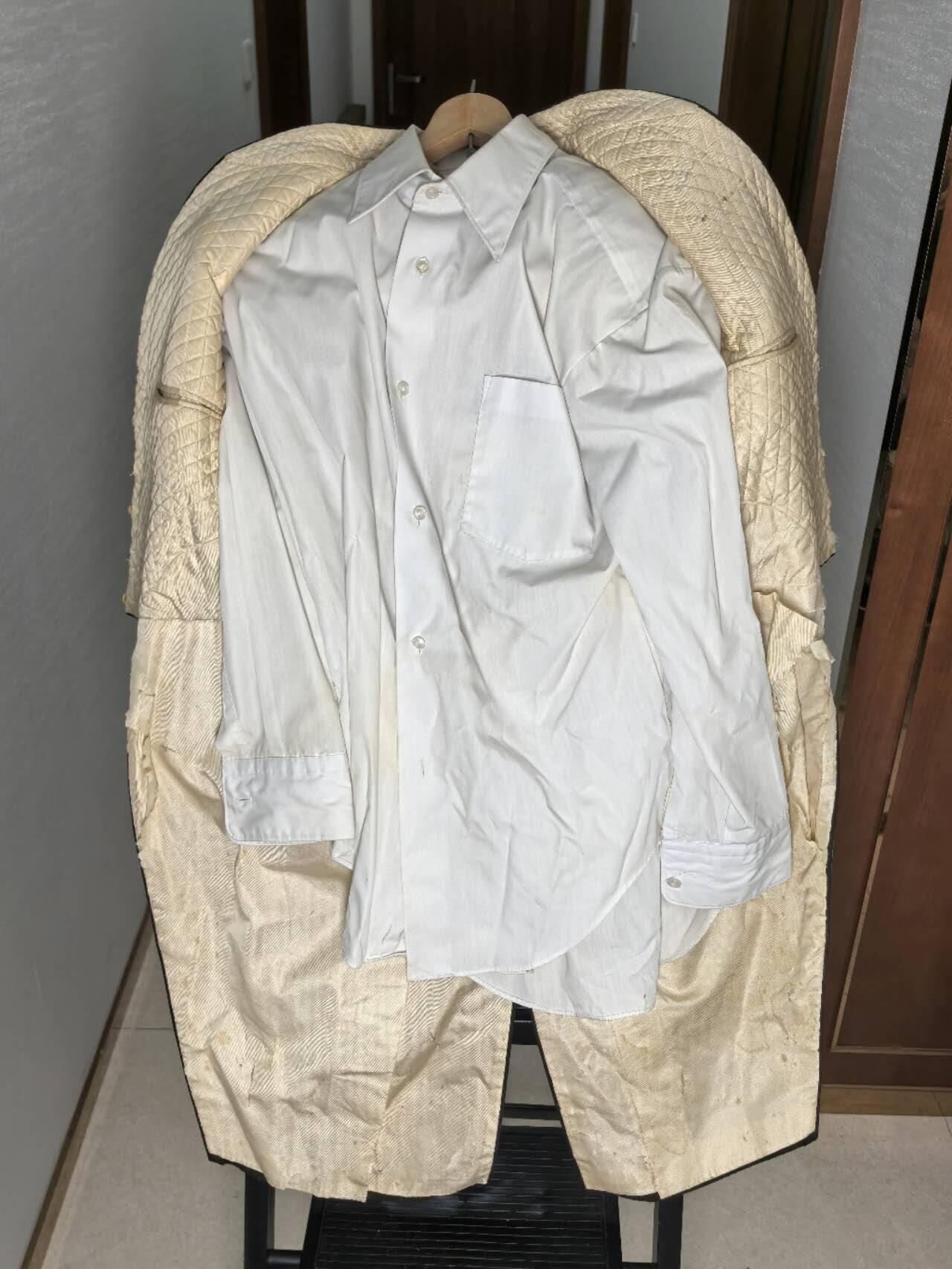 小驴勋章奖章收藏11月29日周六晚六点拍卖（珍爱和平，收藏战争，铭记历史，勿忘国耻，忠党爱国。有偿代拍，送拍规则在简介最后，参拍须阅读规则后再参拍，关系到运费包装发货时效真假辨别等关键信息，拍卖时不再发原图，看大图店主微信码在拍卖店铺介绍里） 日本文官燕尾服礼服带白衬衣，羊毛金属刺绣，大小未测量，运输途中刺绣部分有概率会脱落，介意勿拍