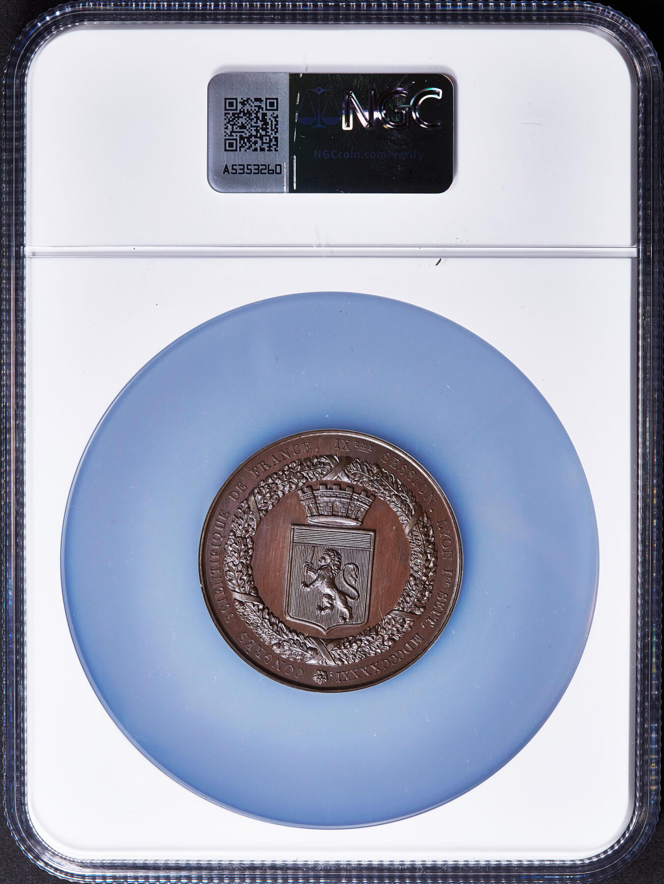 【俄甄集藏】2025年(045)12-03 星期三 晚 19:30 全场包邮 法国1841年三女神造像纪念法国第九届科学大会在里昂召开大铜章，NGC MS64，类精制底板，高浮雕，状态无懈可击，背面为里昂市徽，高浮雕，直径49mm，少见船首铭