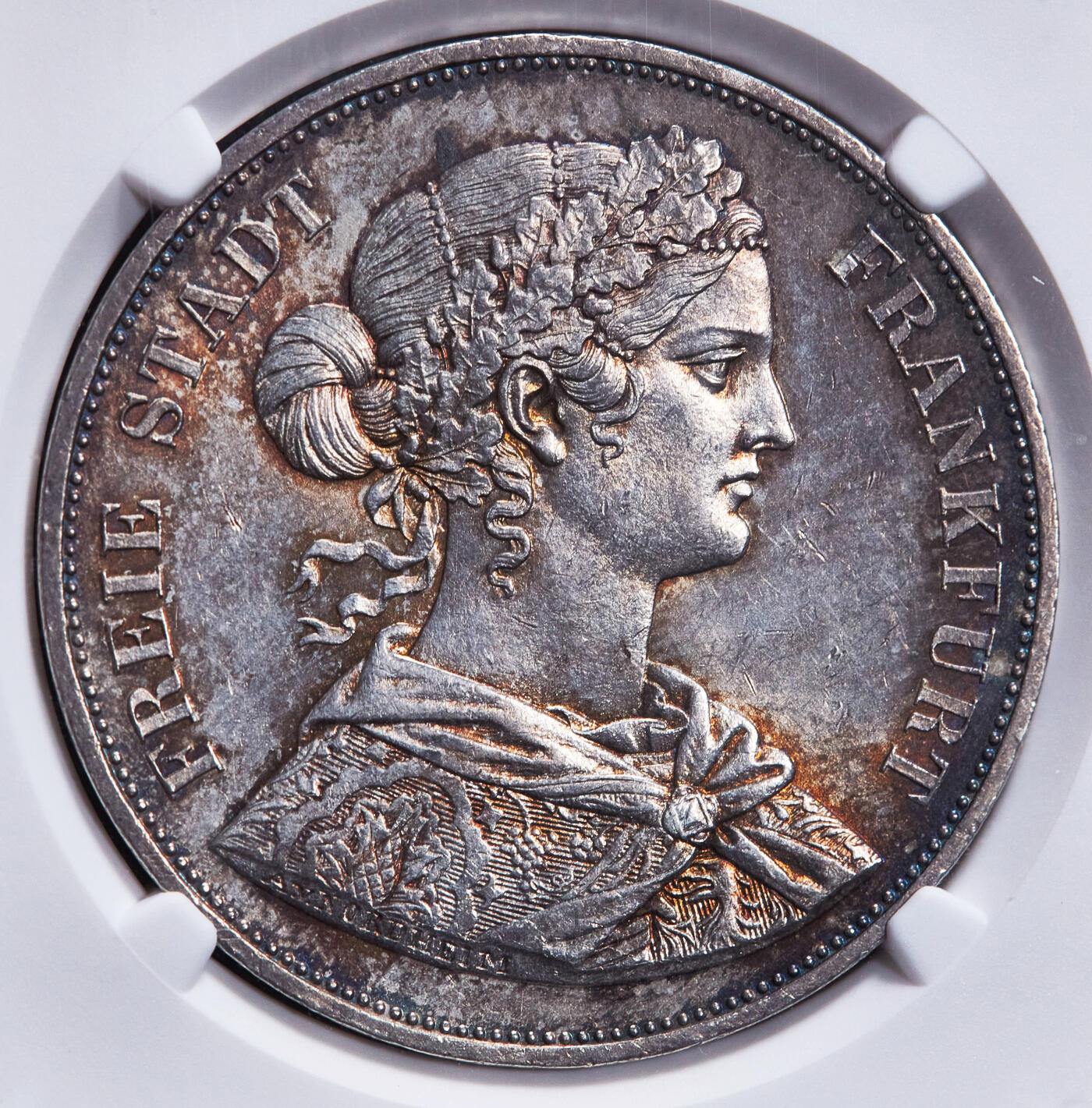 【俄甄集藏】2025年(045)12-03 星期三 晚 19:30 全场包邮 德国法兰克福1860年少女2泰勒大银币，NGC UNCD，五彩包浆，转光品相，疑似错杀