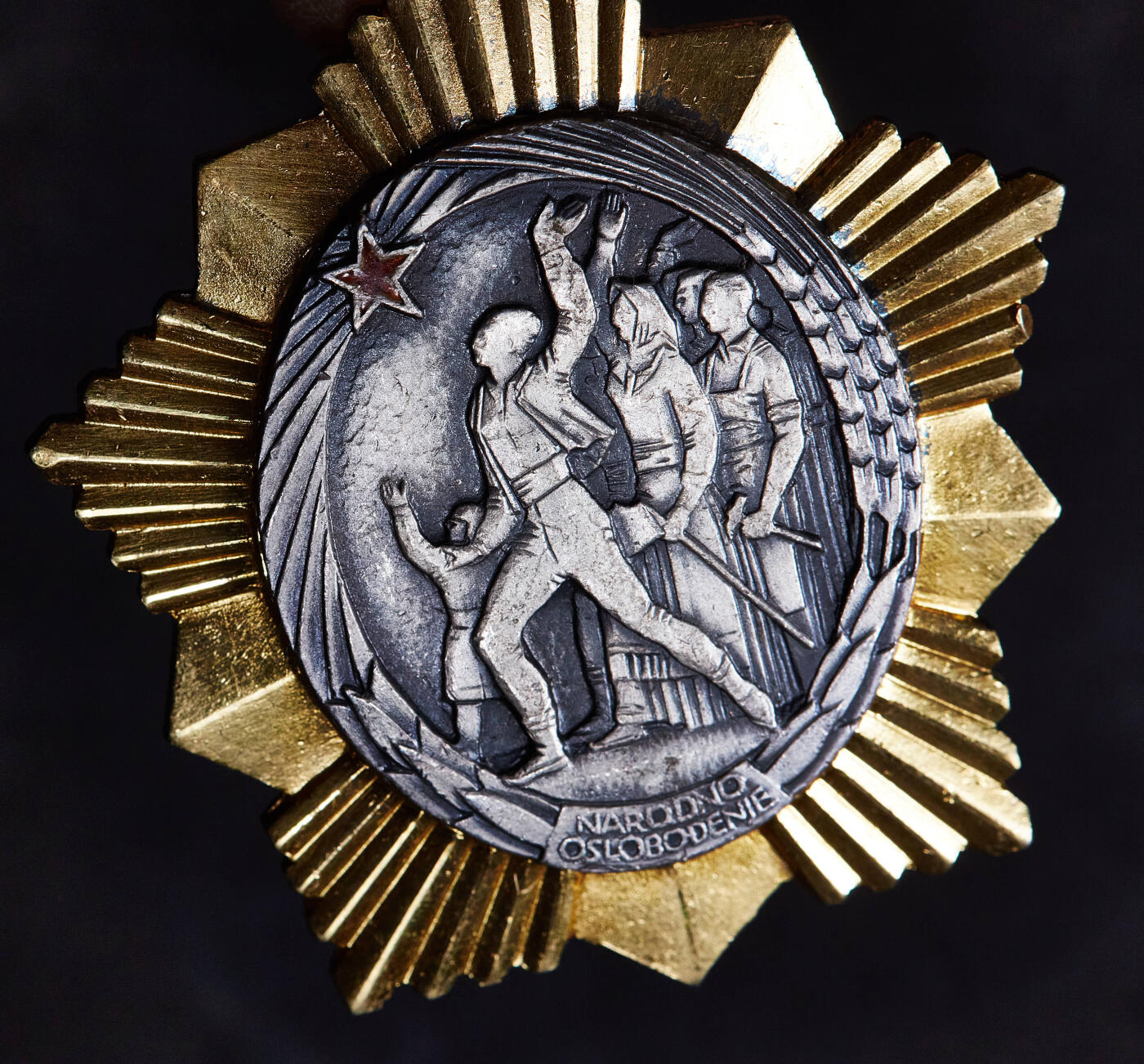 【俄甄集藏】2025年(045)12-03 星期三 晚 19:30 全场包邮 南斯拉夫1943年轮版解放勋章，银质镀金局部珐琅，574号，尺寸：35mm x 45mm，重量：50.16克，南斯拉夫勋章里的高等级品种