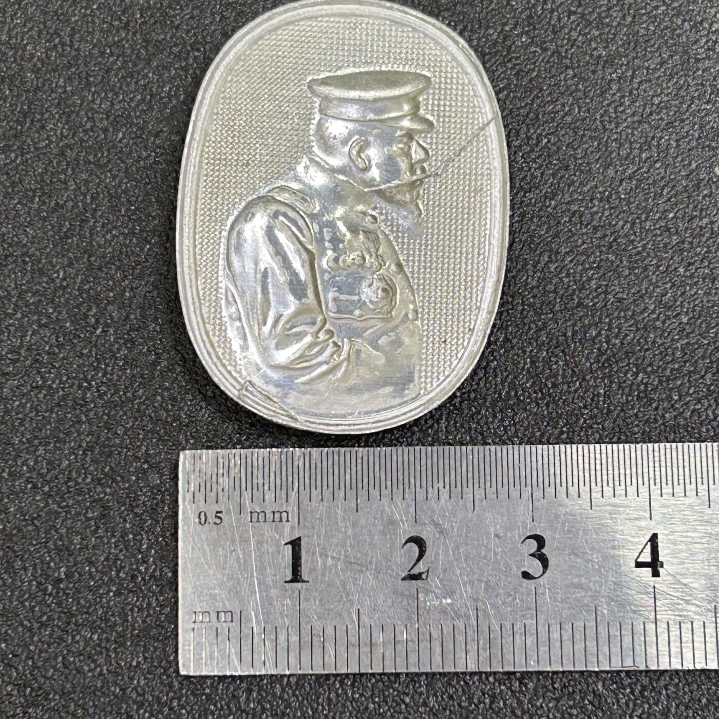 西秦中古拍卖第六十八期 不忘历史·抗战收藏 甲午战争、日俄战争、庚子国难日本战犯明治天皇纪念章 铜制 银色