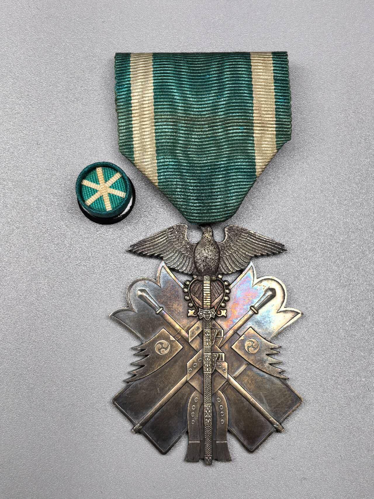 小驴勋章奖章收藏11月29日周六晚六点拍卖（珍爱和平，收藏战争，铭记历史，勿忘国耻，忠党爱国。有偿代拍，送拍规则在简介最后，参拍须阅读规则后再参拍，关系到运费包装发货时效真假辨别等关键信息，拍卖时不再发原图，看大图店主微信码在拍卖店铺介绍里） 勋六级金鵄带略，纯银镀金