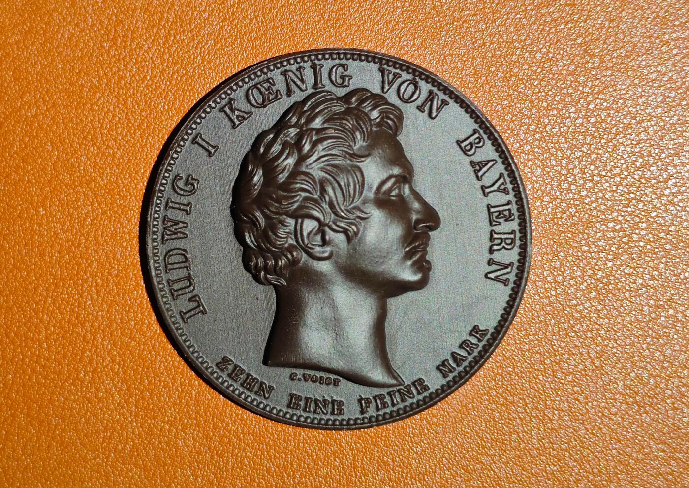 《巴伐利亚王国银币》（专业版），赠送Chocolate材质欣赏章3枚(随机)、纪念帆布袋、旅行手账等5种文创产品