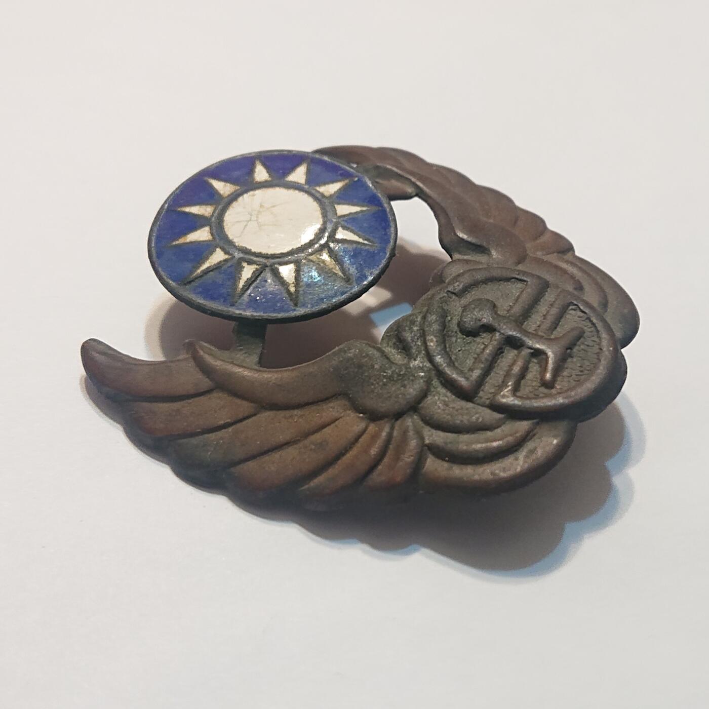 【第貳場】近代勋奖章徽章服饰杂项专场 抗战胜利 第一版铁路局珐琅彩帽徽