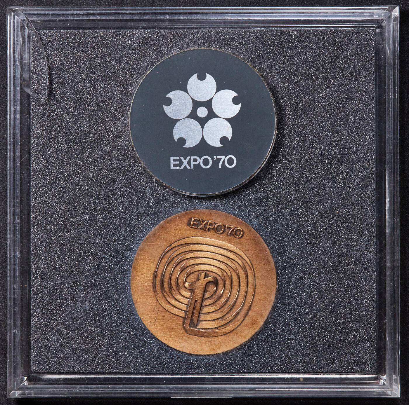 【俄甄集藏】2025年(045)12-03 星期三 晚 19:30 全场包邮 日本1970年大阪世界博览会铜章，原盒，直径：33mm，重量：15.95克，纸质外包装破损，亚克力内包装有开裂破损